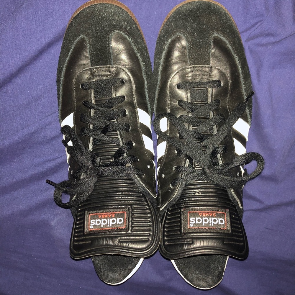 Indoor soccer shoes